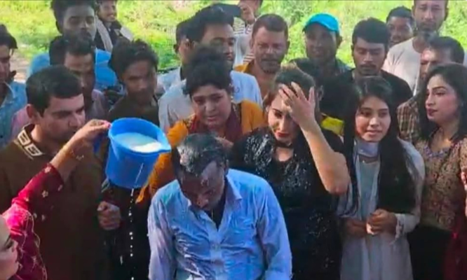 দুধের গোসলের ইস্যুতে রিয়া মনিকে মৌখিক তালাক, আলোচনায় হিরো আলম