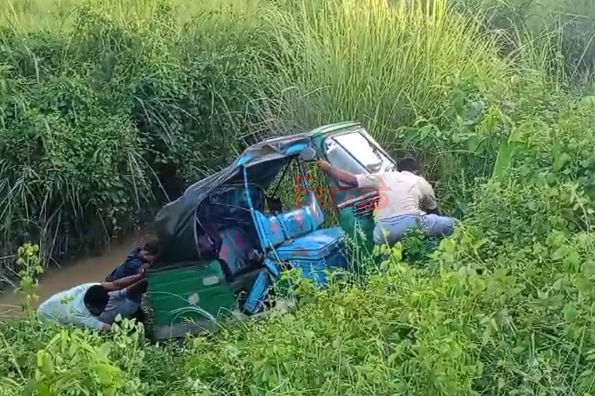 গোলাপগঞ্জে বাসের ধাক্কায় অটোরিকশা খাদে