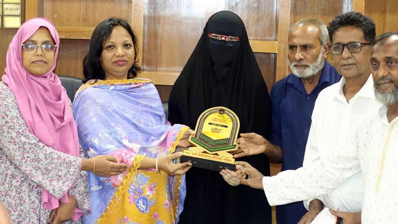 ৫৫টি কলমে ৮ মাসে পুরো কোরআন লিখলেন সুরাইয়া