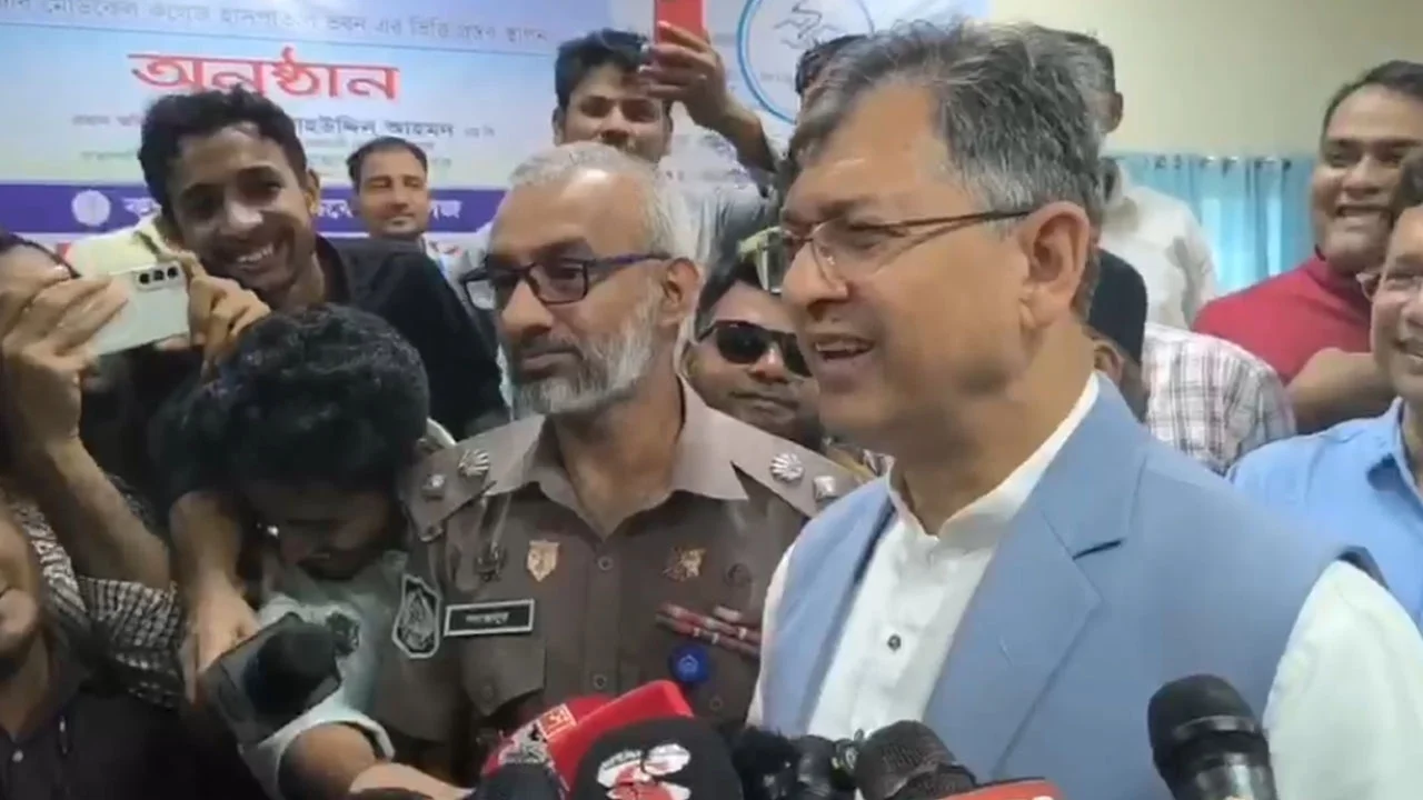 ‘কিসের হাসিনা? কোথায় বক্তব্য দিয়েছে? তার চেহারা কি দেখা গেছে?’
